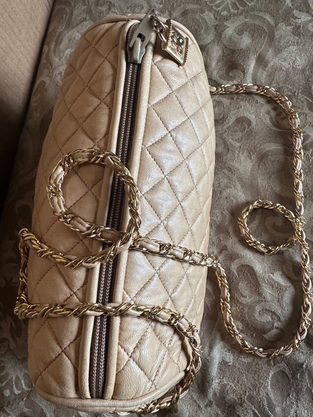 Quilted Cream Crossbody Bag with Gold Chain Strap - Picture 2 of 6